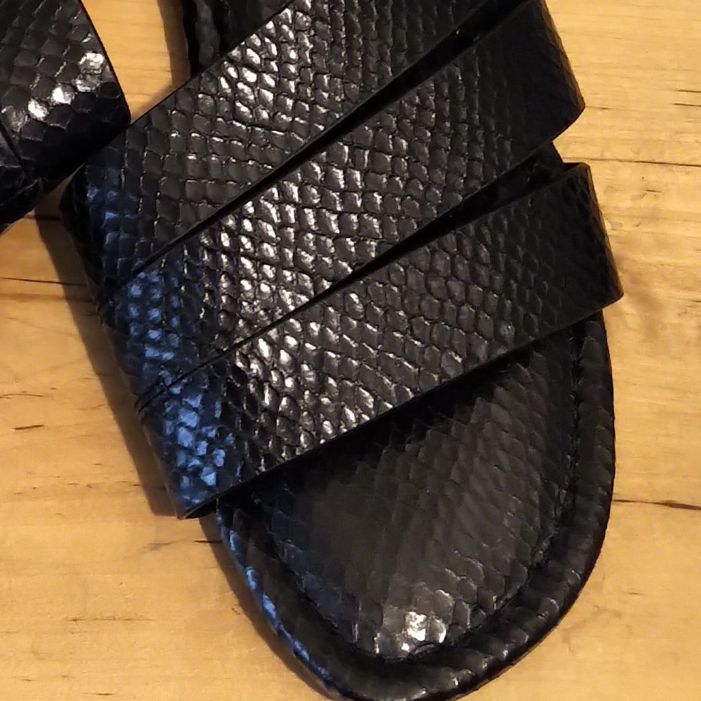 NY&C SZ 7 slip-on black snakeskin print open toe 1/2" non-slip flat sandals - Picture 2 of 11